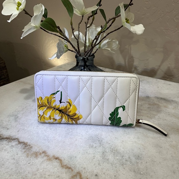 Tory Burch NWT Kira Chevron Quilted Floral Leather Continental Wallet - Picture 3 of 7